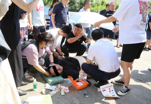 医学院内男子心跳骤停，“神仙团队”20分钟救回！