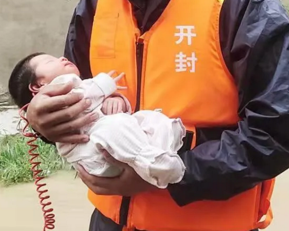 雨中的新生儿