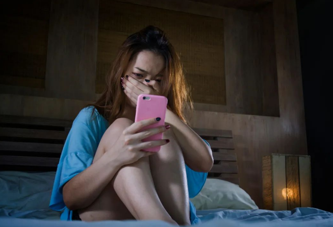 痛心，女子遭网暴后坠楼，面对谩骂该如何建立“心理防火墙”？
