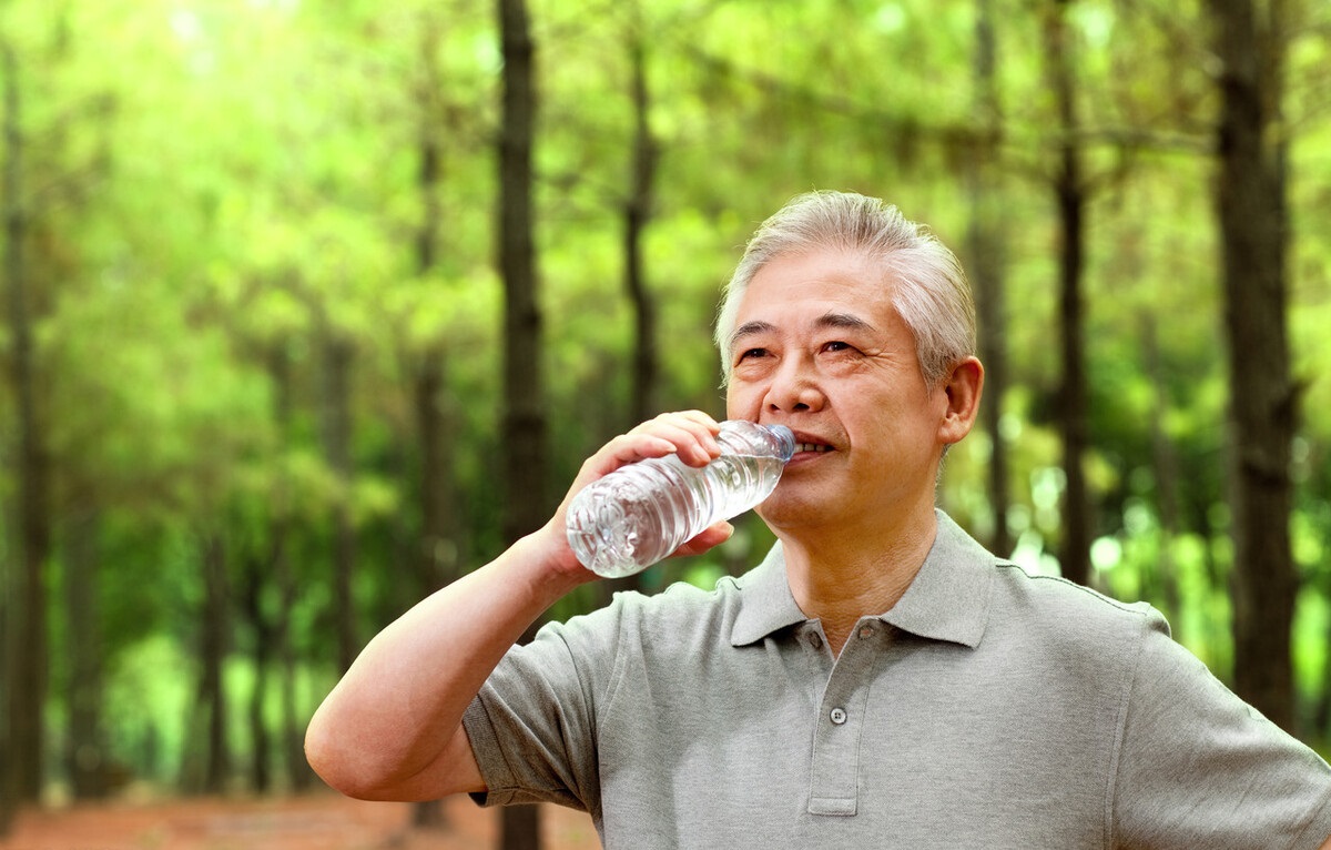 预防“秋燥”多喝水，却喝出了心脏病？不正确的喝水方式有危险