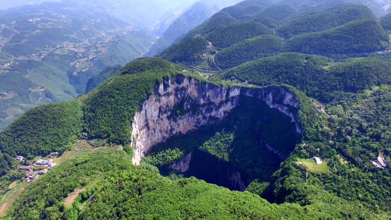 湘西麻溪铺天坑岭图片