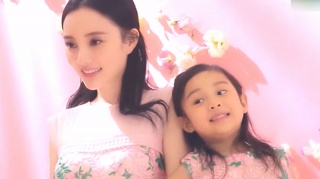 c-李小璐带女儿逛街 甜馨身穿粉色套装活泼可爱
