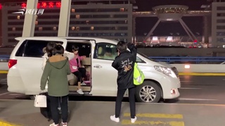 c-上海 （机场）宋茜机场上演时尚大片  穿粉色西服挎潮包
