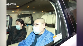 c-刘銮雄或面临服刑多日未见踪影 甘比依旧轻松接送子女放学