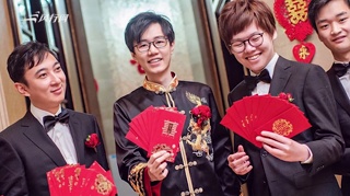 c-这个伴郎有点拼！王思聪参加婚礼被撕腿毛灌老陈醋