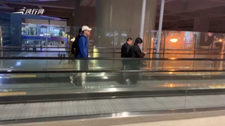 c-刘烨运动装扮低调抵沪 41岁也穿出满满的少年感