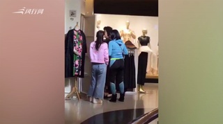 c-曝钟丽缇陪婆婆买衣服 肚子凸起孕味十足