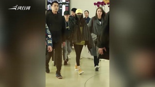 c-杨幂戴小黄帽眼神灵动 披男友风外套显乖巧
