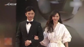 c-罗晋携唐嫣现身机场撒狗粮 小心翼翼为爱妻开路
