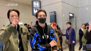 c-张彬彬LPL赛后返回上海 粉丝现场高呼：打得好好
