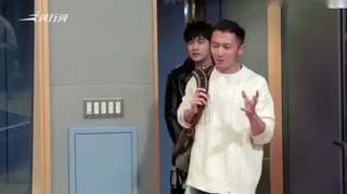 c-小熊背包一背多年！勤俭持家的谢霆锋终于换背包了