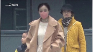 c-李小璐与母亲接甜馨放学 遇强风用手护住女儿