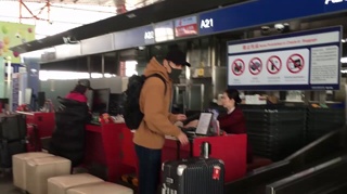 c-赵又廷终于不低调！土黄色卫衣穿出少年感