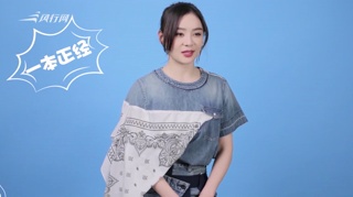 c-袁姗姗扎丸子头搭豹纹外套亮相 挥手say hi超亲切