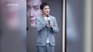 c-冯绍峰当奶爸后首次公开亮相 蓝西服帅气清新热情挥手