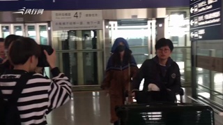 c-宋祖儿穿宽松外套满身logo抢眼 戴帽子口罩甜笑蹦跳变灵动小巫女