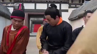 c-彭昱畅引女粉丝扎堆拍照 自顾自玩手机一脸呆萌
