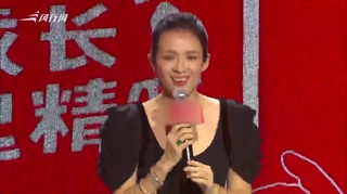 c-严歌苓探班章子怡贴心赠书 二人亲密合影笑容灿烂