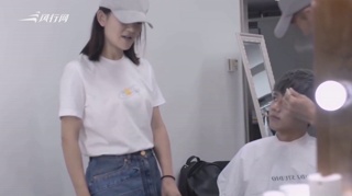 c-谢娜坐船出海自侃妹妹坐船头 遭粉丝接龙杰哥水里游