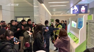 c-刘宇宁机场人气超高 粉丝自发拉人墙组织秩序