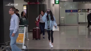 c-杨幂全副武装低调抵港！疑似看望女儿小糯米