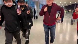 c-岳云鹏八名保镖护驾！和记者一路畅聊互拍好欢乐