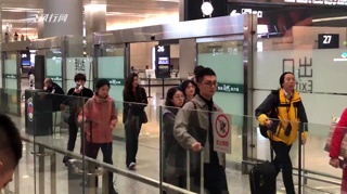 c-上海 （机场）宋祖儿一头波浪长发神似张柏芝  双手抱臂气场十足
