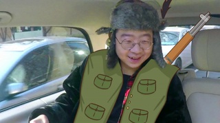 诞总喜获冰糖羊肉串 却不知如何下口 
