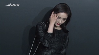 c-杨幂穿束腰白裙秀纤细身材 数保镖护驾