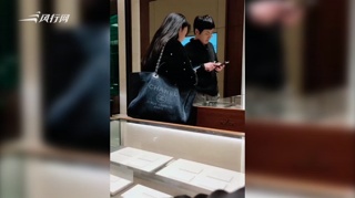 c-网友澳门偶遇沈腾带神秘女子买名表