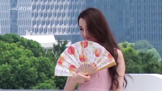 c-迪丽热巴大眼放电气场十足 个性演绎潮酷女孩