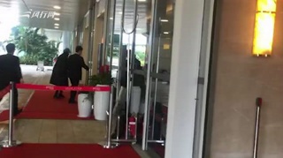 c-网曝杨幂回港看望女儿 独自出行打扮低调