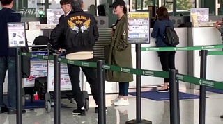 c-68岁王石与娇妻田朴珺机场首同框 对视热聊相敬如宾