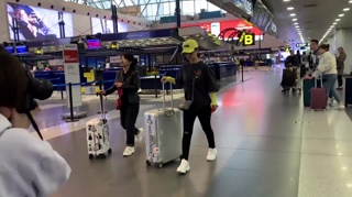 c-杨紫终于休完年假复工 机场戴小黄帽面对镜头一脸拘谨