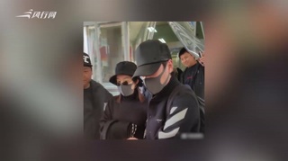 c-赵丽颖产后首现身 冯绍峰贴心开路家人怀抱宝宝
