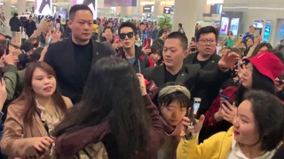 c-许魏洲梳大背头荷尔蒙爆棚 乘电梯不忘与粉丝握手互动
