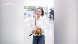 c-宋祖儿梳马尾背小熊包显俏皮 穿搭似学生妹