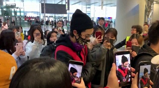 c-王鹤棣机场人气爆棚引路人发问 粉丝逗趣回应“我老公”