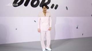 c-亲爸吐槽最致命！吴尊晒Max近照黑儿子别太在意长相