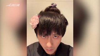c-小花妹妹为邓超涂指甲油 画面温馨有爱尽显幸福
