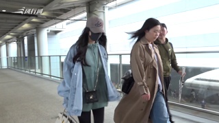 c-杨幂回港看小糯米 全身行头超过十三万！