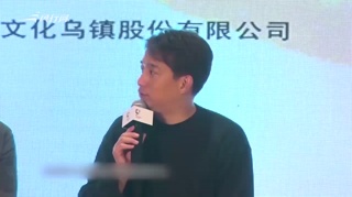 c-47岁黄磊机场现身 网友：该减肥了!
