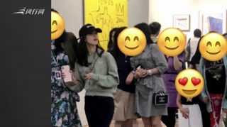 c-网友香港艺术展偶遇章泽天 久未露面状态仍是“奶茶妹妹”