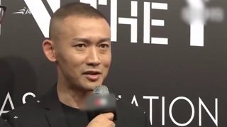 c-聂远久违晒照分享日常 与家人吃街边小吃很开心