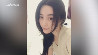 c-范冰冰携母亲乘豪车出行 墨镜遮面衣着休闲
