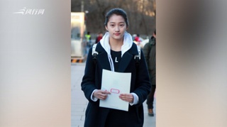 c-关晓彤现身北电开学 班级合影曝光同学们颜值高