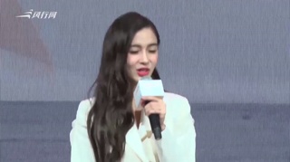 c-网友晒Angelababy活动生图 穿白色套装被赞”颜值没输过”