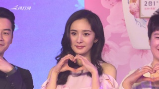 c-杨幂名誉权案胜诉后首亮相 穿粉嫩睡裙美腿吸睛