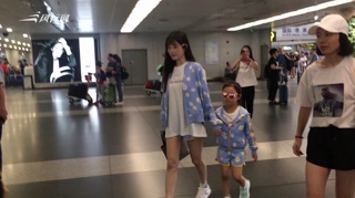 c-李小璐甜馨亲子装吃甜品 母女俩吃相豪放大快朵颐