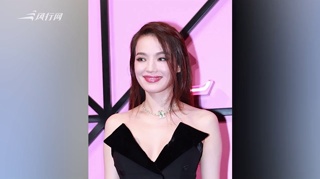 舒淇抱两只爱猫拆礼物 迷彩上衣完美融入圣诞树